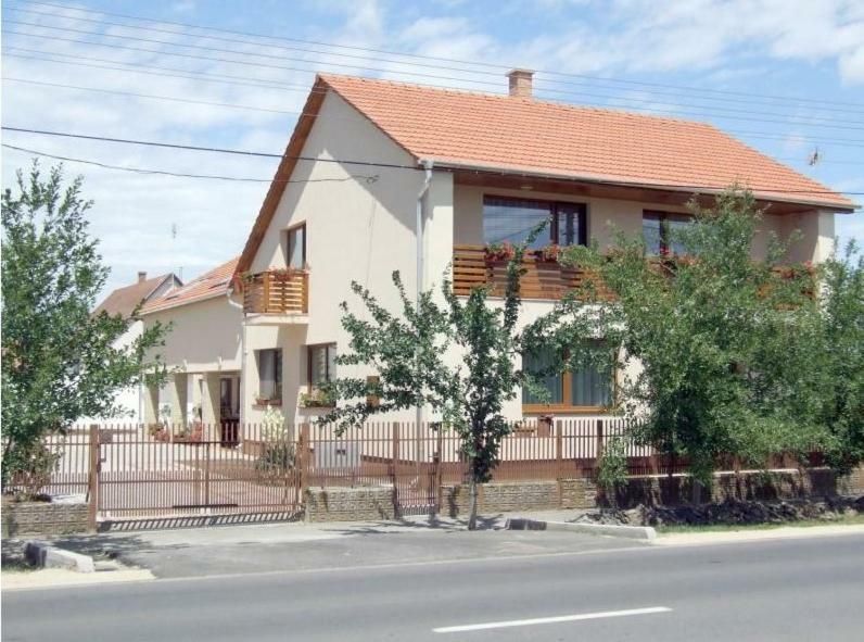 Aura Vendeghaz Hotel Hajduszoboszlo Exterior photo